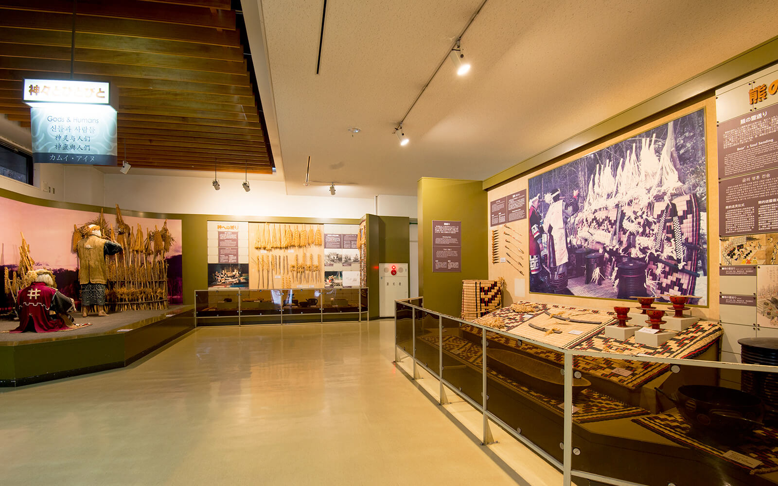 数多くのアイヌに関するコンテンツが展示されている (一財)アイヌ民族博物館