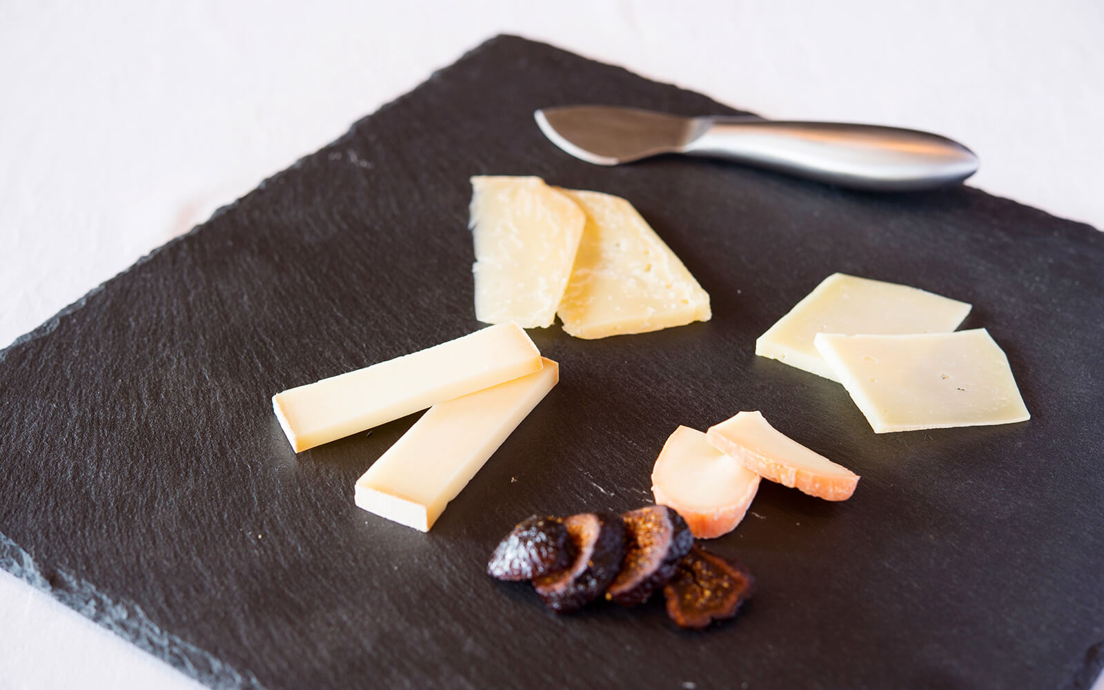 デザートは北海道産ナチュラルチーズ4種