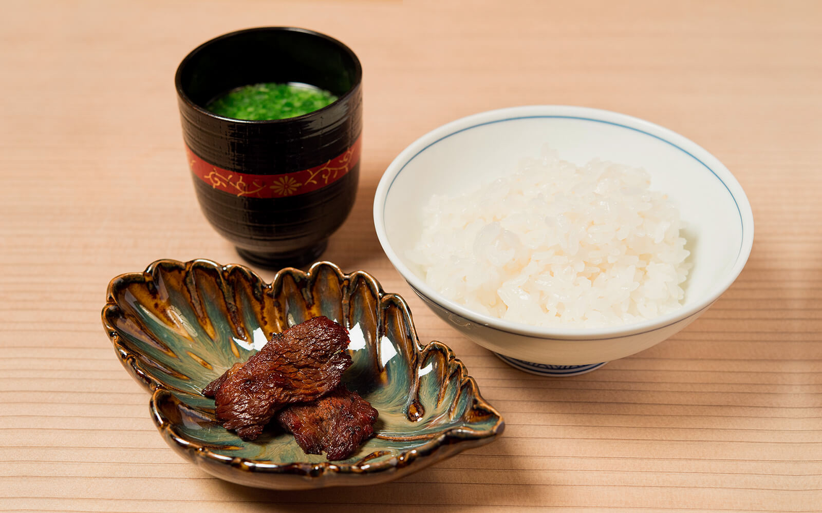 エゾシカのバラ肉を焼いた「焼シカ肉」は燻製のような風味 ゆめぴりかのご飯と相性抜群