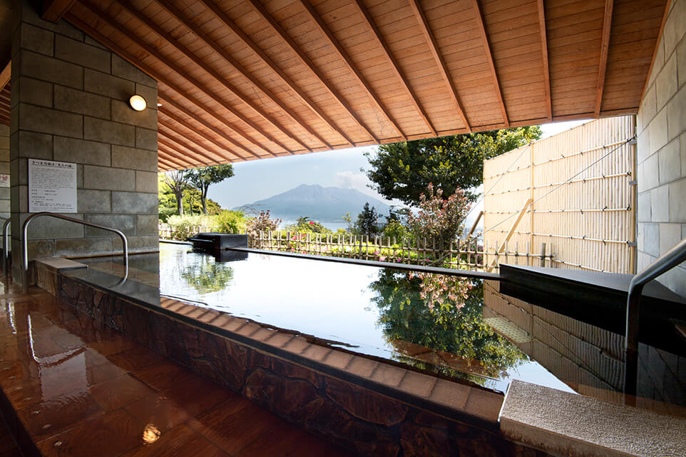 鹿児島の高台から桜島を眺められる露天風呂
