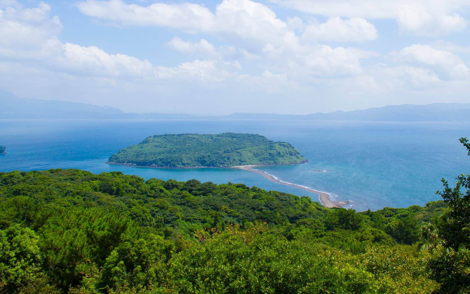 陸と繋がる島であることから縁結びの島ともいわれる知林ヶ島