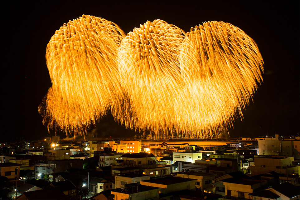 毎年10万人以上の観客で賑わう「きばらん海」の大花火