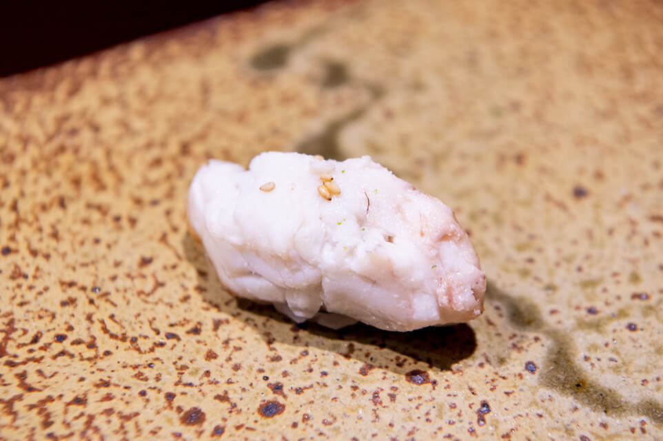 淡雪のような繊細な食感と熟成された濃厚なうま味タチウオの握り
