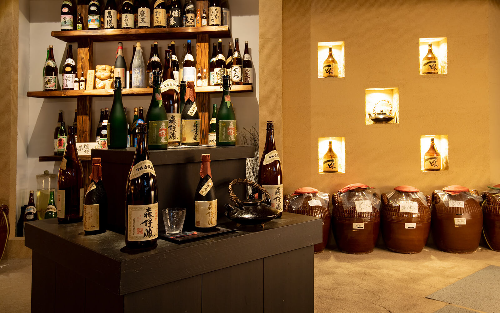 >焼酎道場のプレミア焼酎展示コーナー