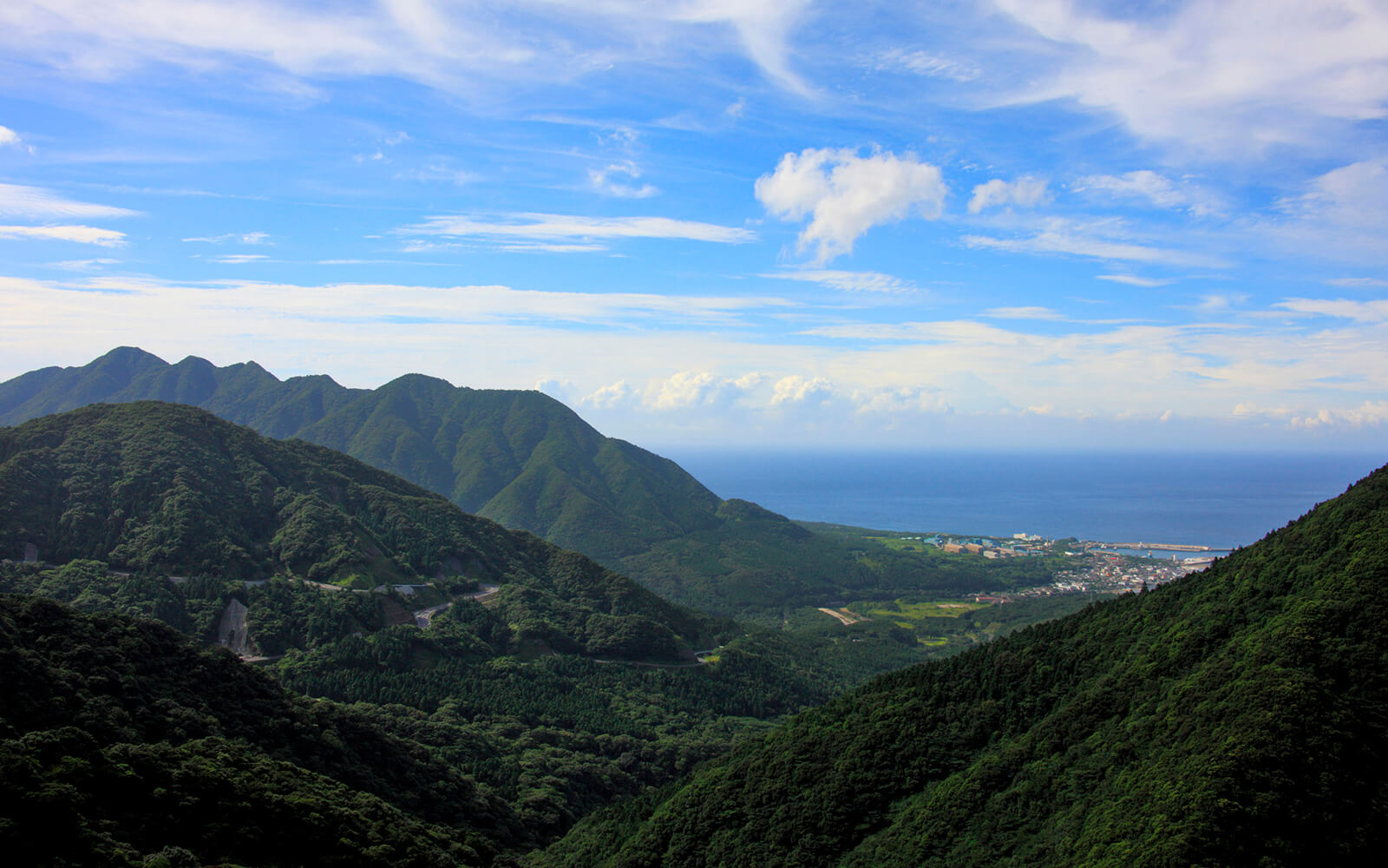 鹿児島空港から飛行機で40分弱の位置にある屋久島