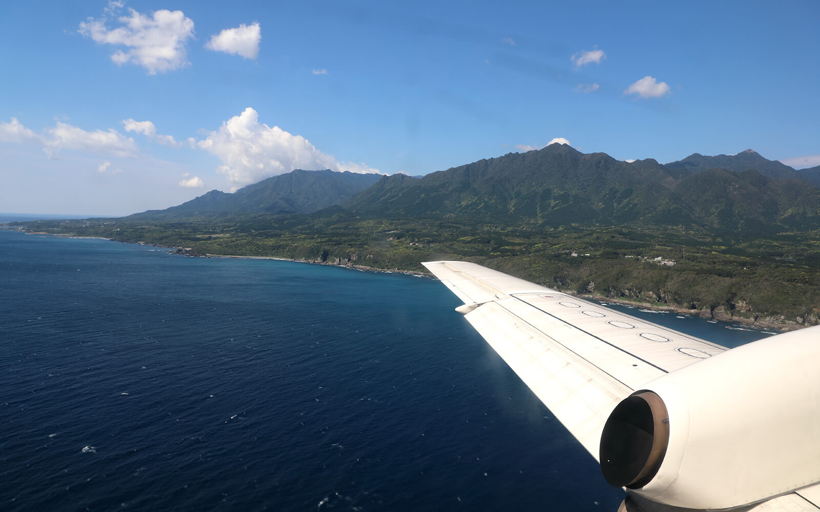 飛行機は真っ青な海に向かって下りていく