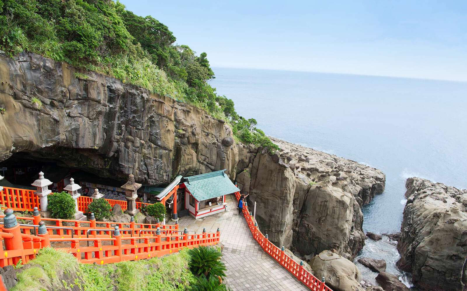 鵜戸神宮：霊石亀石(写真右下)