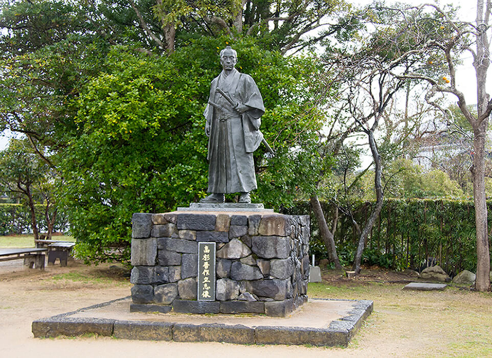 近隣公園にある高杉晋作立志像