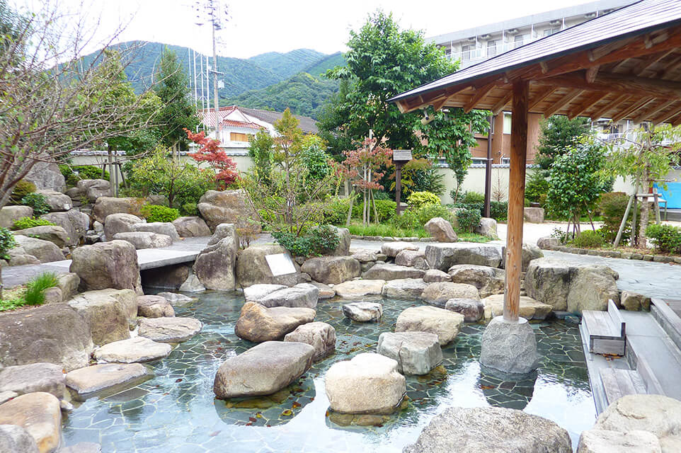 足湯を楽しむことができる音信川河川公園